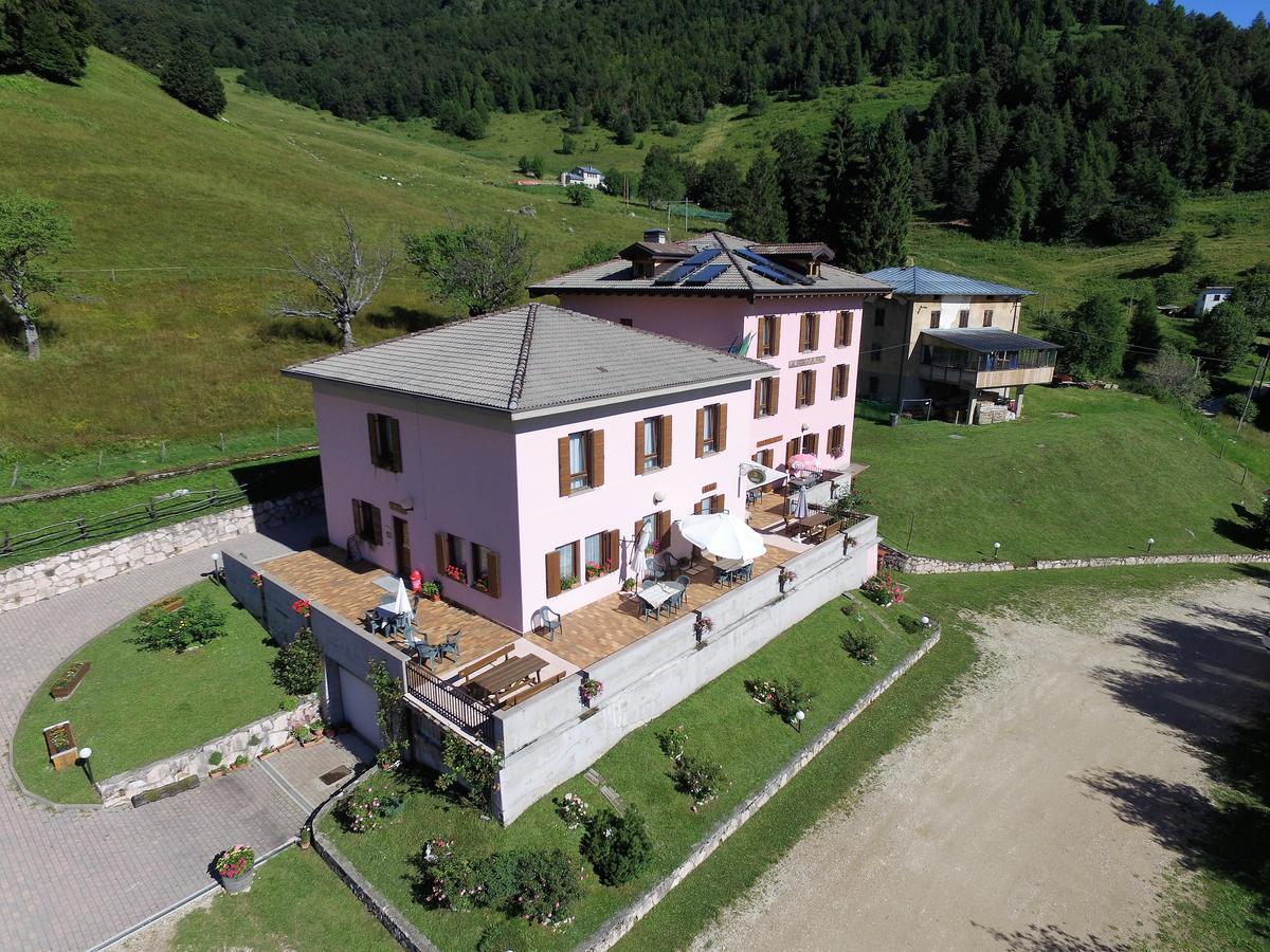 Albergo Alpino Da Tullio Avio Eksteriør billede
